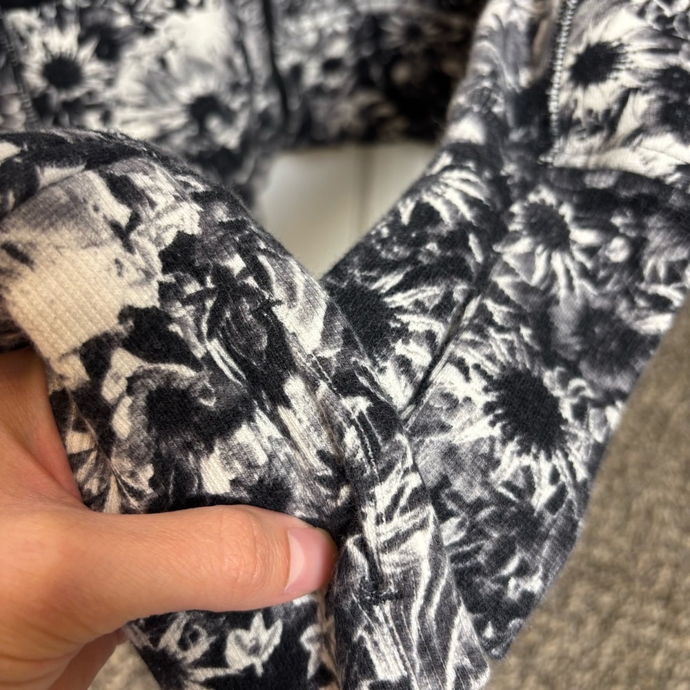 Lululemon Scuba Hoodie size 4 Flowabunga Black Angel Wing - Picture 4 of 8